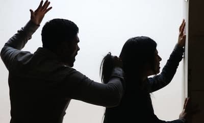 Mujer acusa a su pareja de obligarla a ingerir veneno