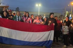 Con velas y banderas, pobladores exigieron retirar semáforo en Pedrozo
