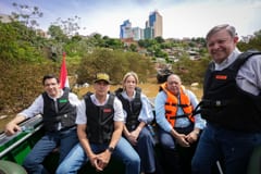 Peña recorrió barrios inundados de Ciudad del Este