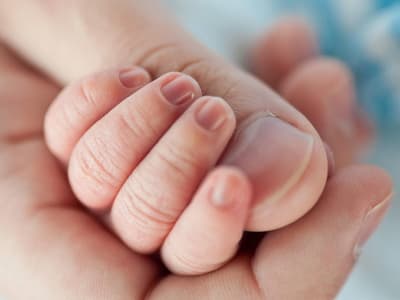 Mujer asesina a su bebé de 11 puñaladas
