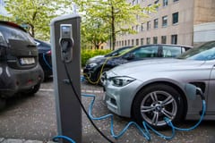 DNIT insiste en cobrar IVA a autos eléctricos y busca regular las ganancias empresariales