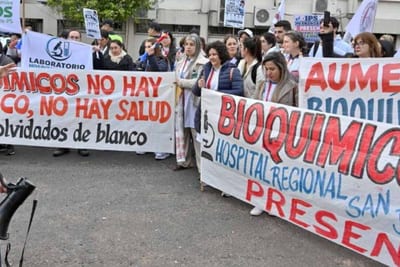 Bioquímicos inician paro de 72 horas y exigen aumento salarial
