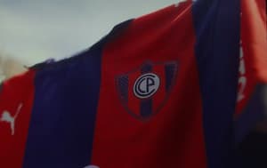 La nueva camiseta del Ciclón brilla en azul y grana