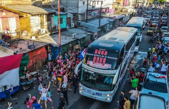¿A qué hora sale el bus de la Albirroja rumbo a su último partido en el Defensores?