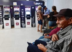 Alertan sobre presunta extorsión a adultos mayores que cobran pensión