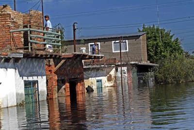 Familias se desplazan por avance de las aguas del río Paraguay
