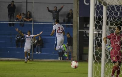 Nacional golea y alcanza la punta