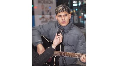 Paraguayo fascina con su canto en el metro madrileño