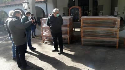 Madereros donan lote de bancos de jardín al INERAM