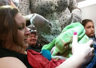Bebé nace en avión y viajará gratis toda la vida
