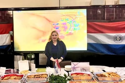 Juez imputa y otorga medidas alternativas a diplomática por presuntos títulos universitarios falsos