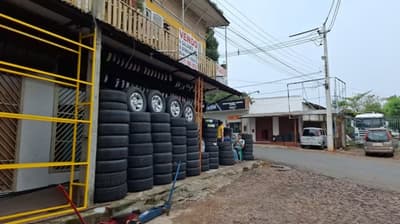 Cliente es baleado y robado en una gomería de Acceso Sur