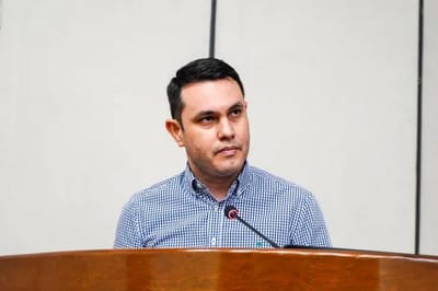 Fiscalía mantiene cargos contra Rivas por título fraudulento