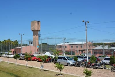 Motín en cárcel de Emboscada: reclusos queman colchones